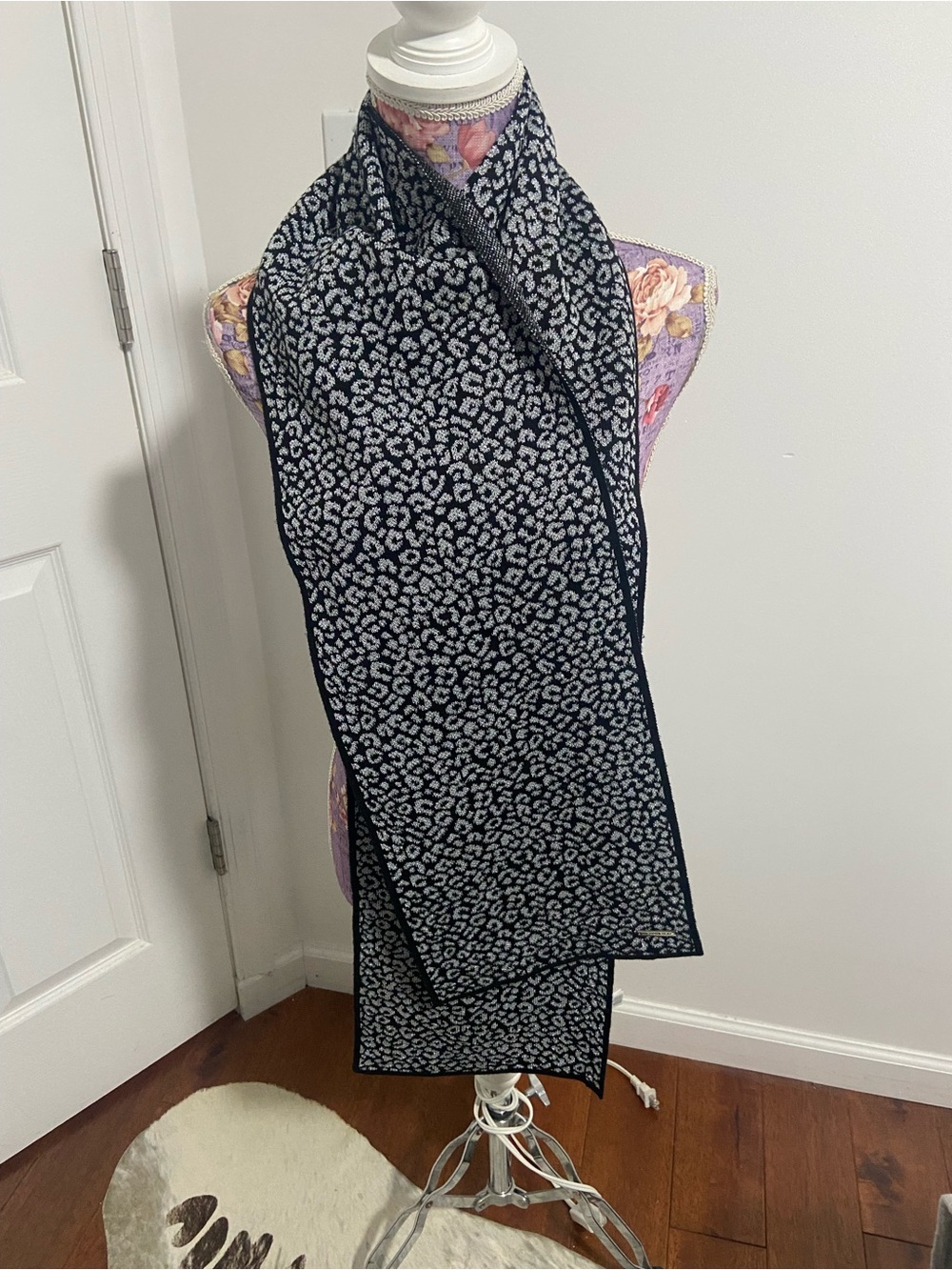 Michael kors silver leopard shiny scarf NWOT